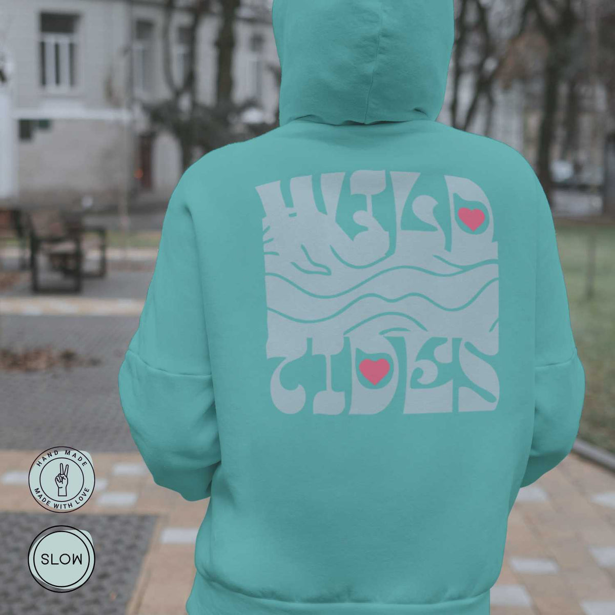 Unisex Hoodie in Mintgrün mit Wild Tides 80s Waves Rückendruck und Herzsymbol, handmade DTF Veredelung –  Rückansicht
