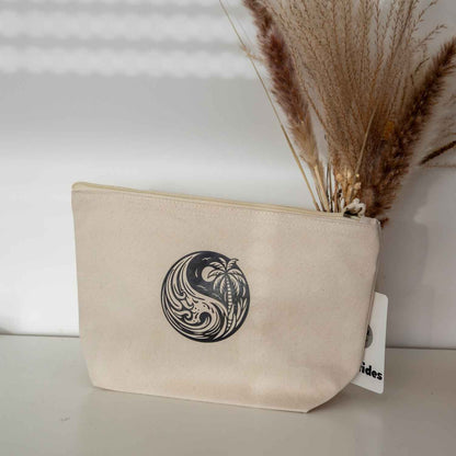 Rückseite der kleinen Kosmetiktasche mit Wellen-Logo Print