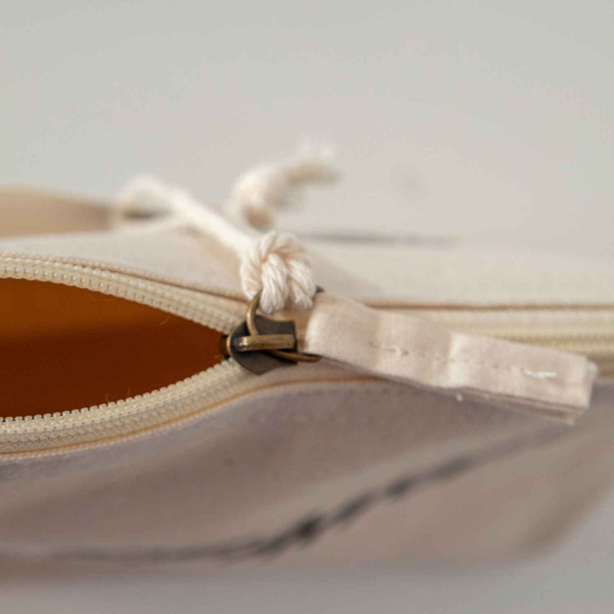 Detailansicht der Kordel und Naht der Bio-Baumwolltasche