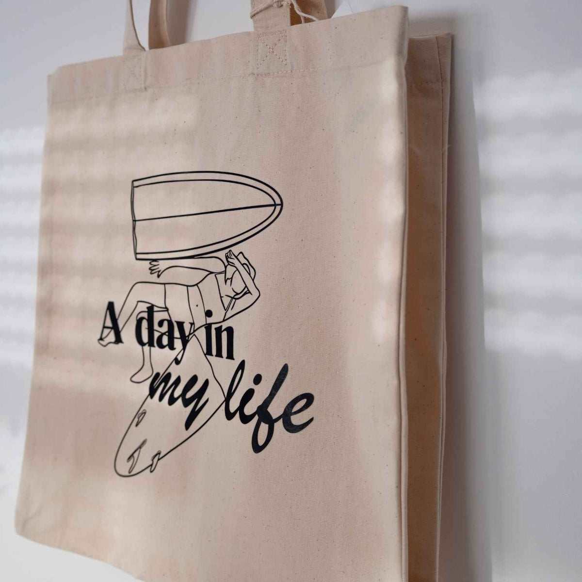 Seitliche Perspektive auf den Shopper mit witziger Alltagsszene als Illustration