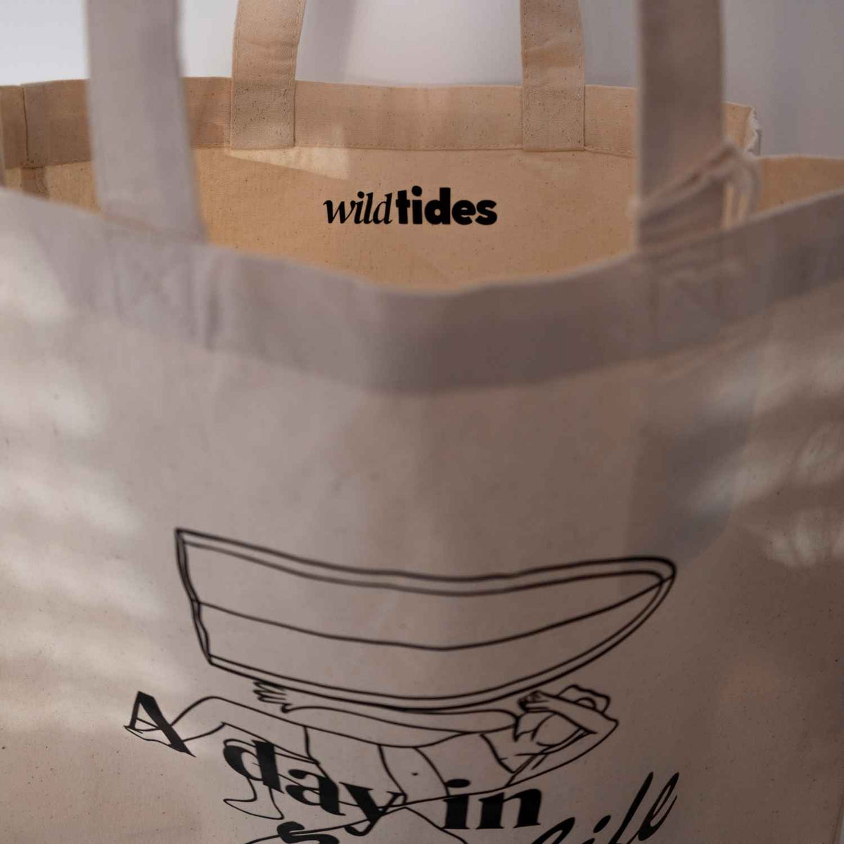 Innenansicht des Jute-Shoppers mit Wild Tides Logo und Tag