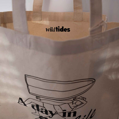 Innenansicht des Jute-Shoppers mit Wild Tides Logo und Tag