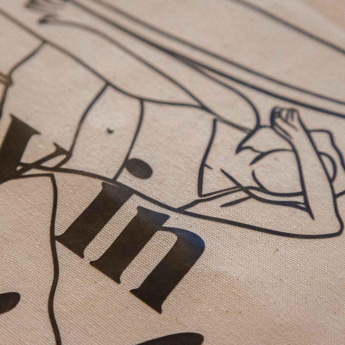 Detailansicht: Surferin liegt mit zerbrochenem Board am Boden – Line-Art Print