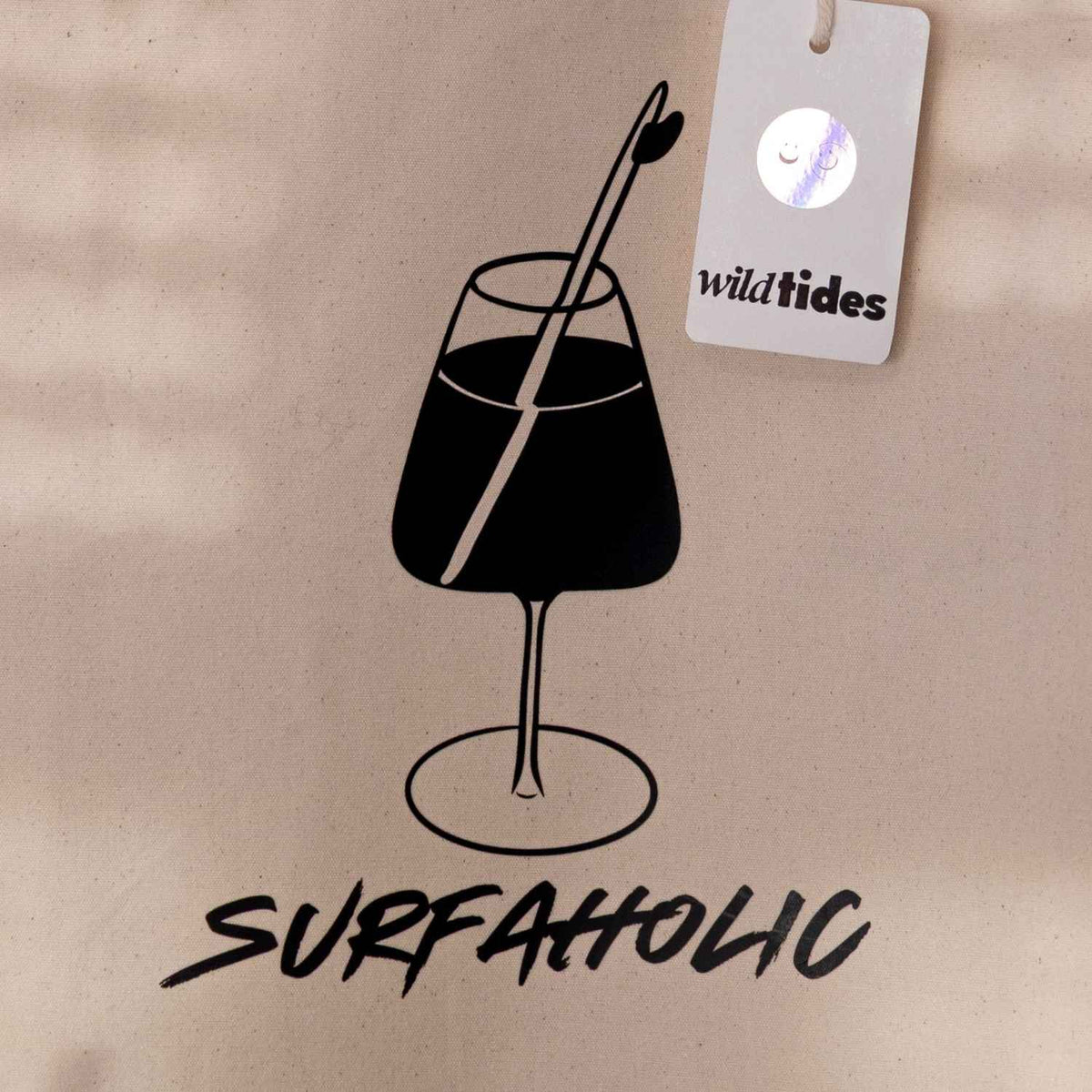 vorderseite Jute Strandtasche mit Motiv von einem Weinglas mit Surfboard als Strohhalm- unten drunter ist der Schriftzug Surfaholic aufgedruckt - in nah aufnahme