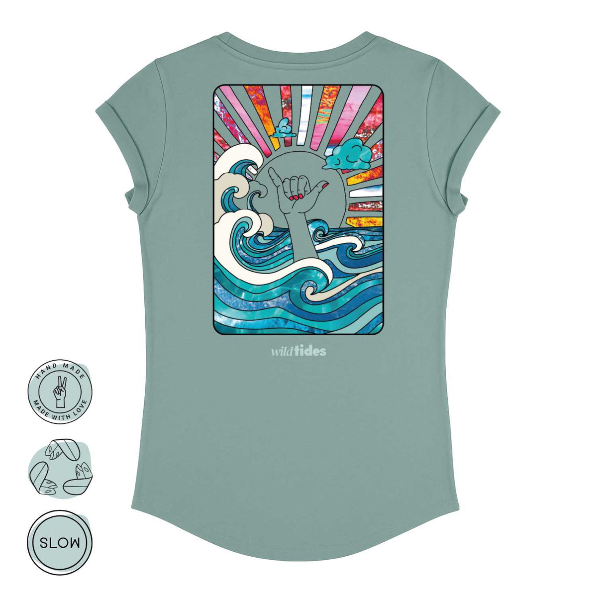 Nachhaltiges Damen T-Shirt mit Hang Loose Rückendruck – Retro-Stil mit Ozeanwellen, Shaka-Hand & Sonnenstrahlen, handmade DTF Veredelung von Wild Tides in sage green