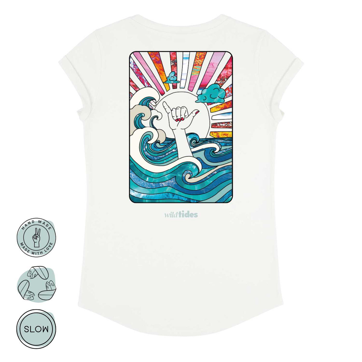 Nachhaltiges Damen T-Shirt mit Hang Loose Rückendruck – Retro-Stil mit Ozeanwellen, Shaka-Hand & Sonnenstrahlen, handmade DTF Veredelung von Wild Tides in weiß