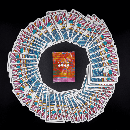 Komplettes Deck der Surf Cup Spielkarten ausgebreitet