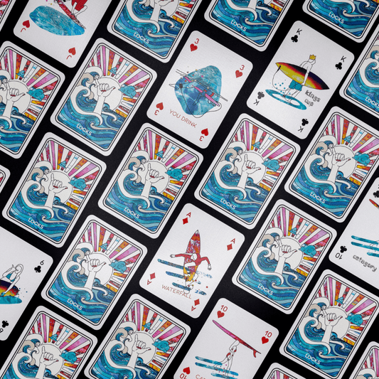 Komplettes Deck der Surf Cup Spielkarten ausgebreitet